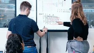 advanced-laboratories-the-degree_teaching-spaces_group-working_card